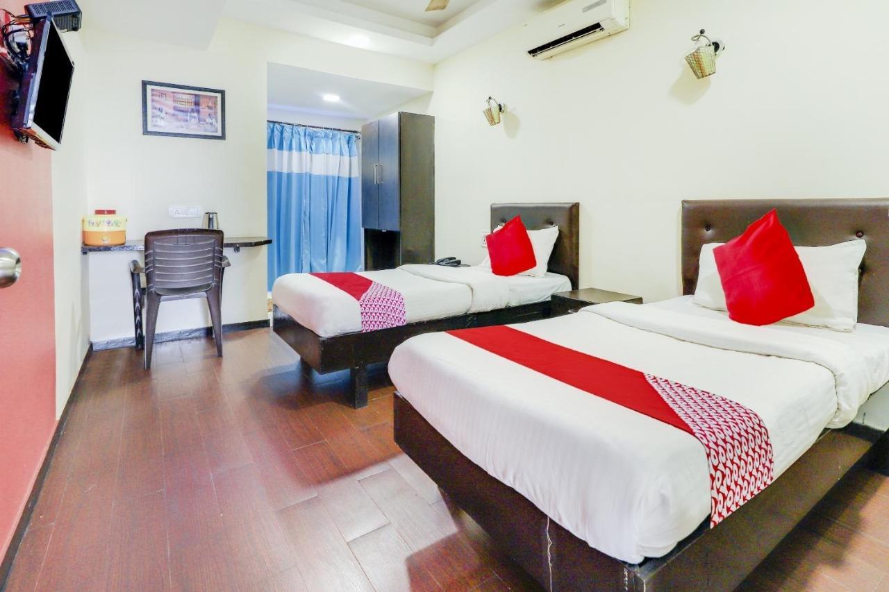 Oyo Hotel Dash Vadodara Bagian luar foto