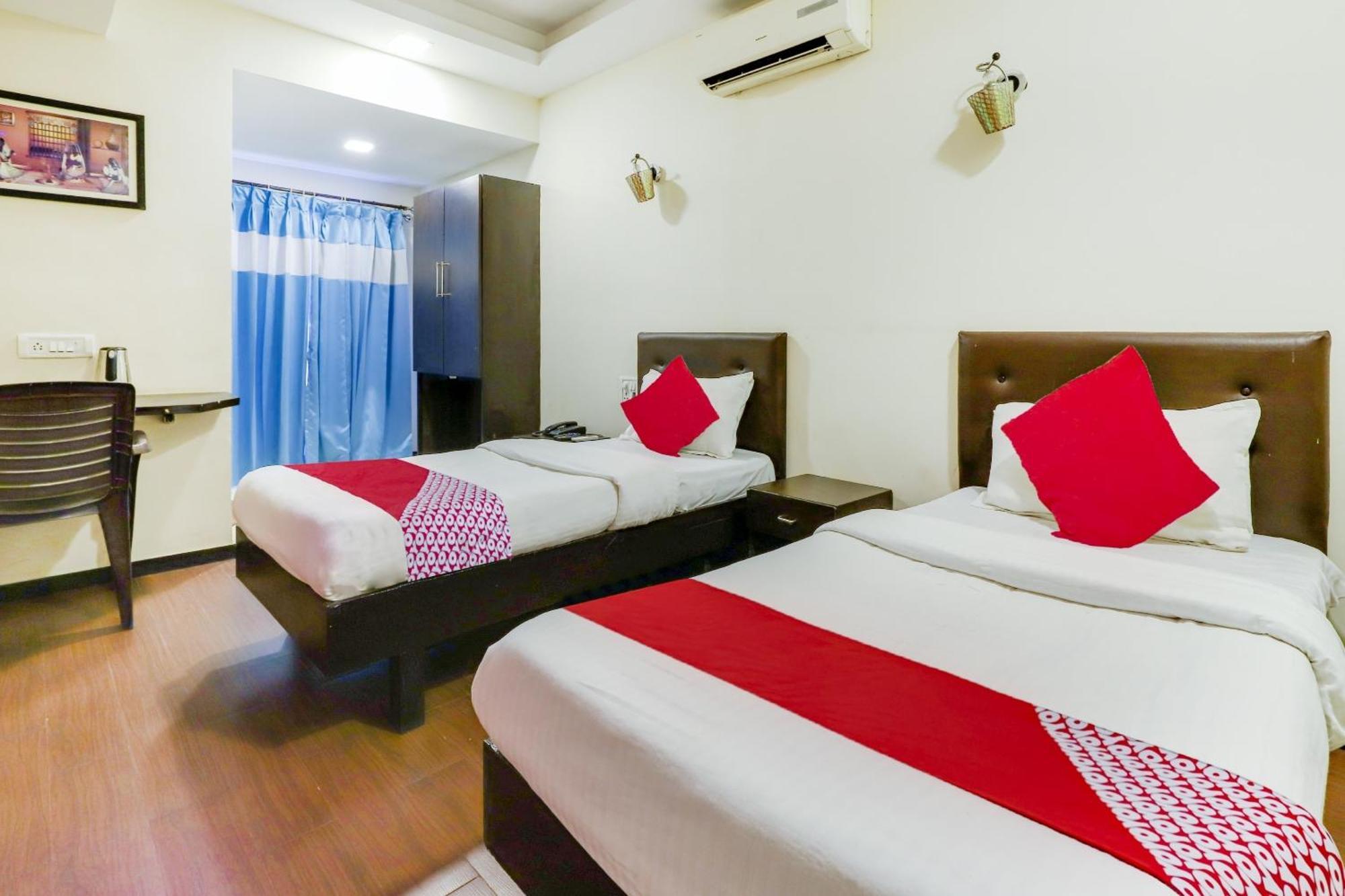 Oyo Hotel Dash Vadodara Bagian luar foto