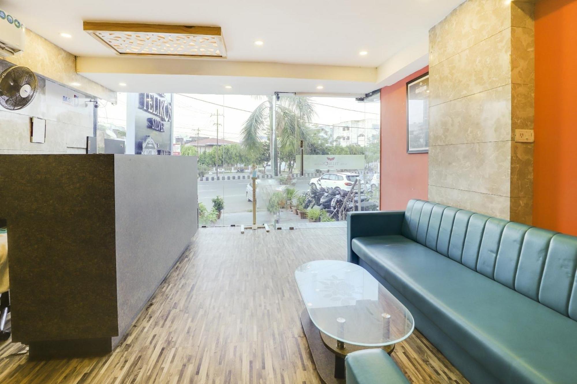 Oyo Hotel Dash Vadodara Bagian luar foto
