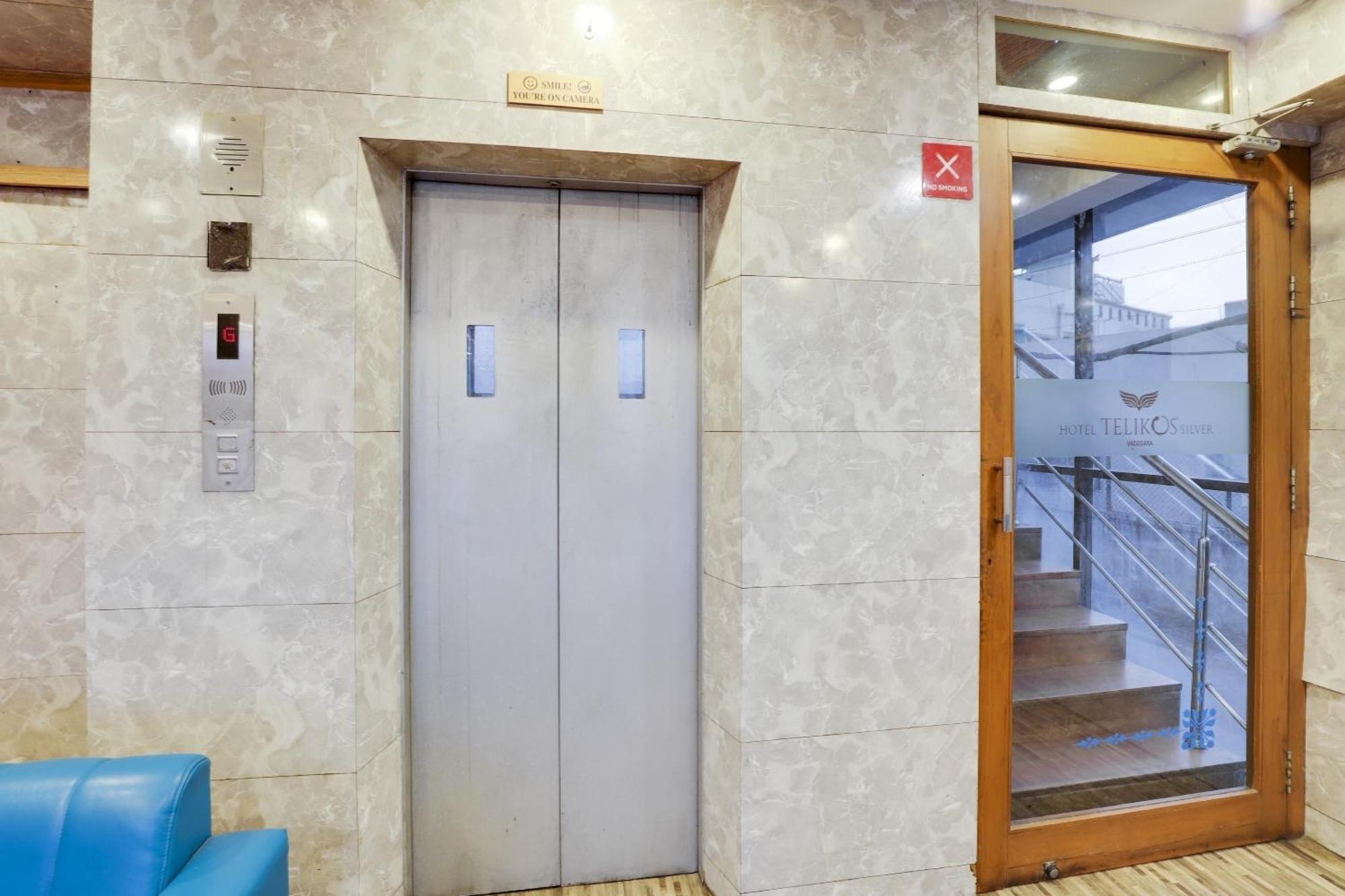 Oyo Hotel Dash Vadodara Bagian luar foto