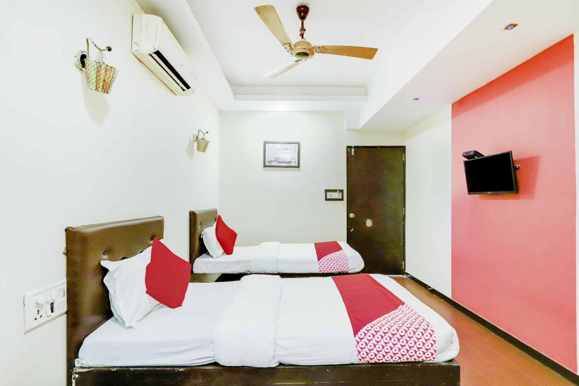 Oyo Hotel Dash Vadodara Bagian luar foto