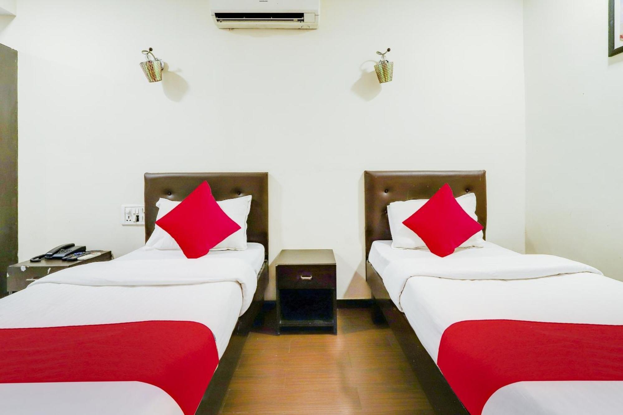Oyo Hotel Dash Vadodara Bagian luar foto