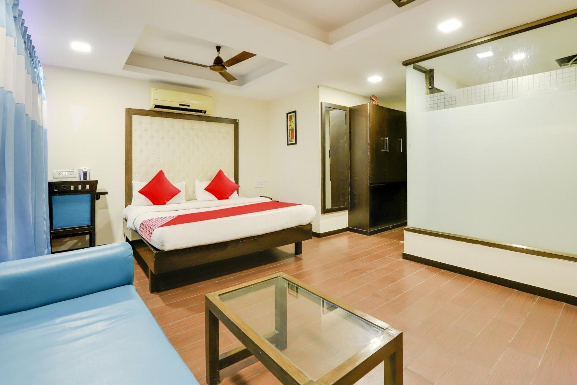 Oyo Hotel Dash Vadodara Bagian luar foto